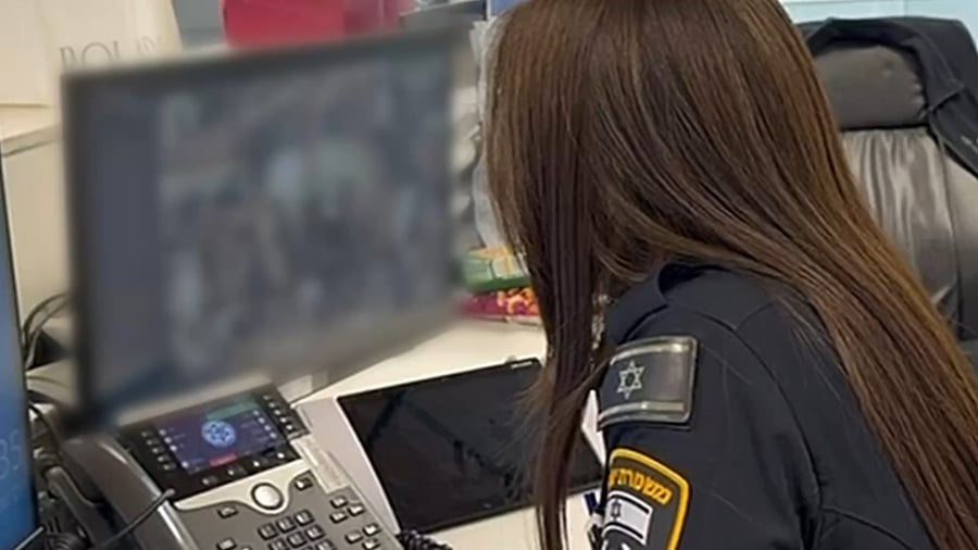 השוטרת מבשרת לבעל הרכב על איתור רכבו