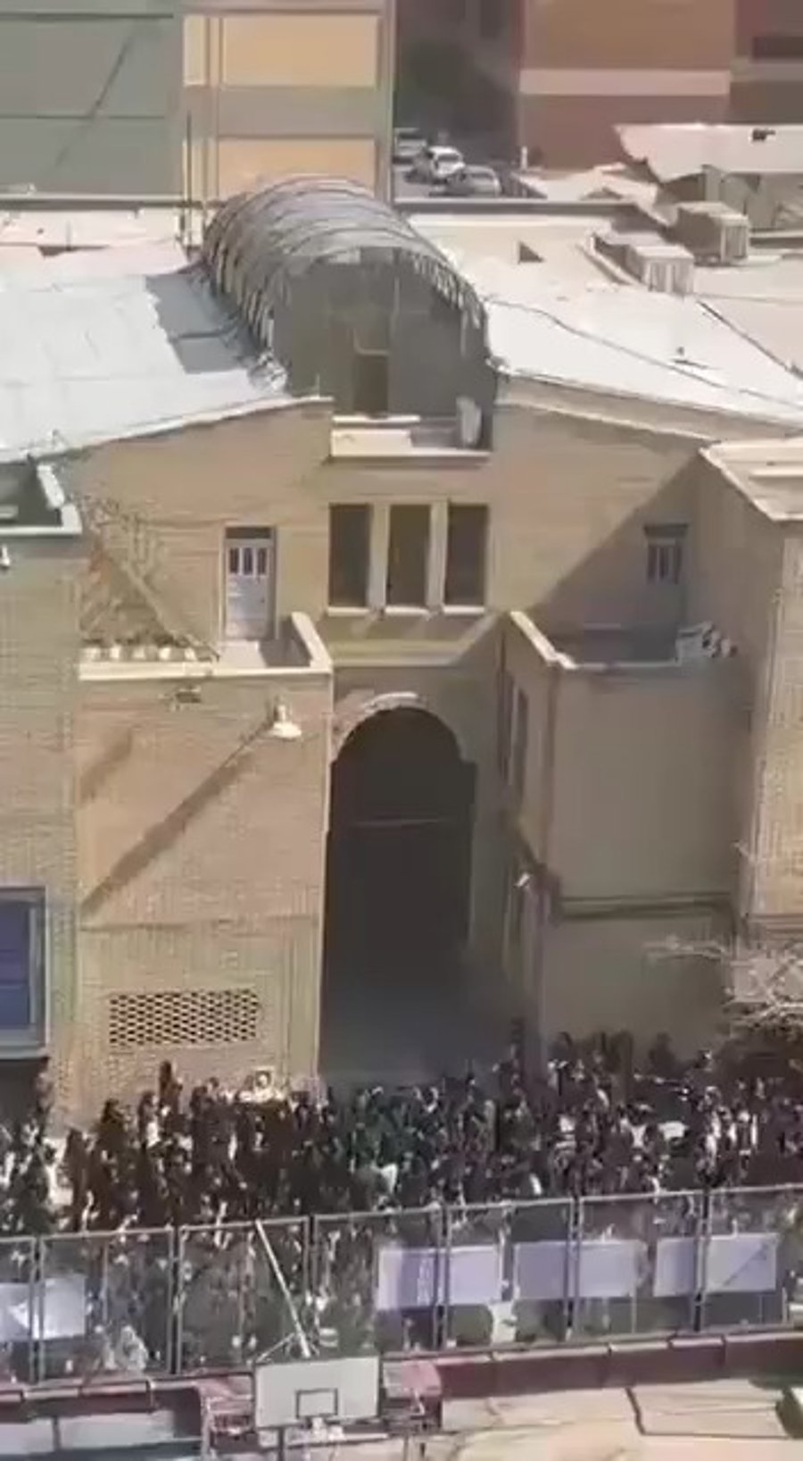 סטודנטים מאוניברסיטת האמנות בטהרן (כיכר ואליאסר) ערכו טקס אזכרה לחברם לכיתה שנהרג, אמיראלי זארי, סטודנט לתואר שני שנהרג על ידי הרפובליקה האסלאמית.