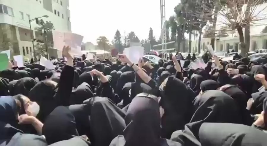 היום השלישי של ההפגנות נגד המשטר באוניברסיטאות איראניות נמשכות זה היום השלישי, כאשר סטודנטים באוניברסיטת אל-זהרה צועקים: "זה הקרב הסופי, פהלווי חוזר"