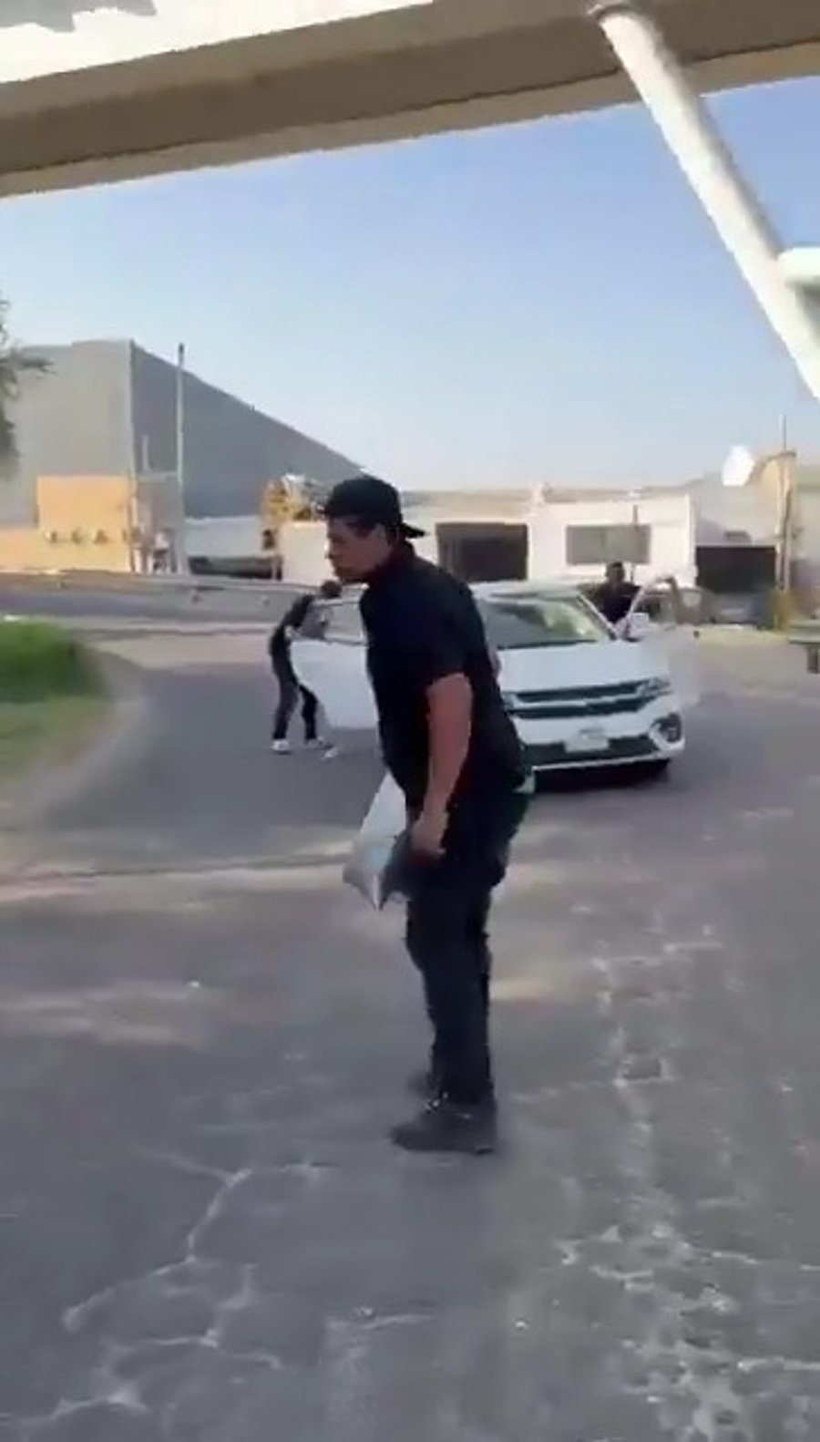 חברי קרטלים סותמים כבישים מהירים ורחובות ברחבי ערים, ומקימים מחסומים חסרי רחמים. בגוודלחרה, נראים גברים חמושים בווידאו חוטפים רכב אזרחי ורק רגעים לאחר מכן מציתים אותו באש.