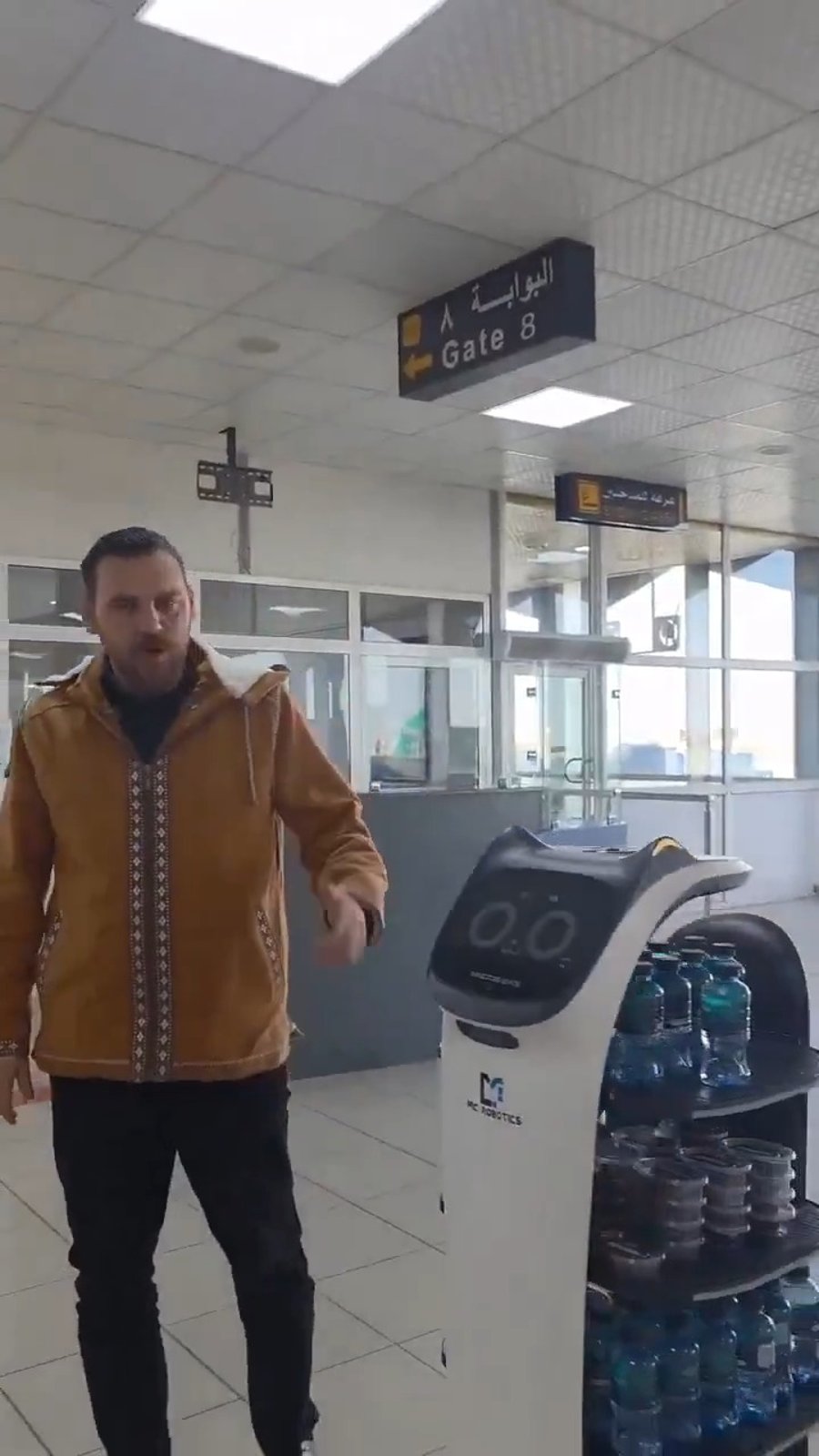 מים ותמרים בשדה התעופה