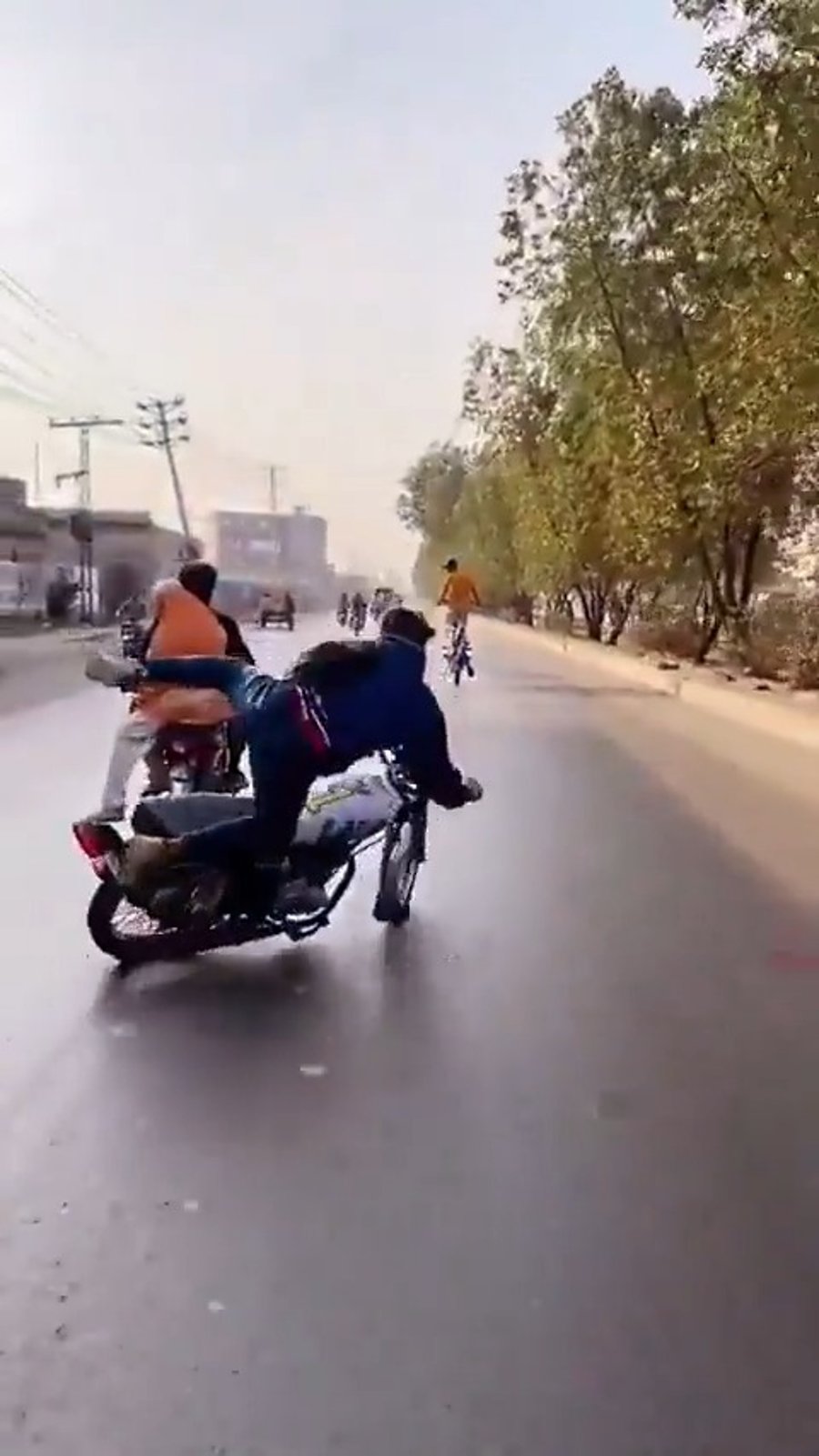 הצעירים בפקיסטן שועטים בכביש
