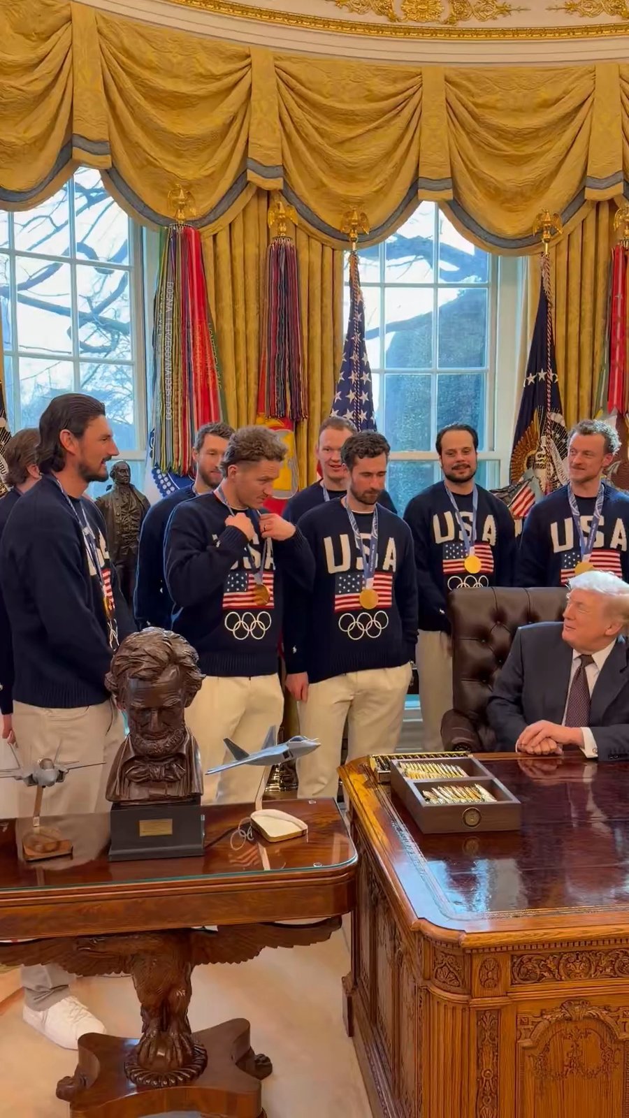 טראמפ עם שחקני ההוקי