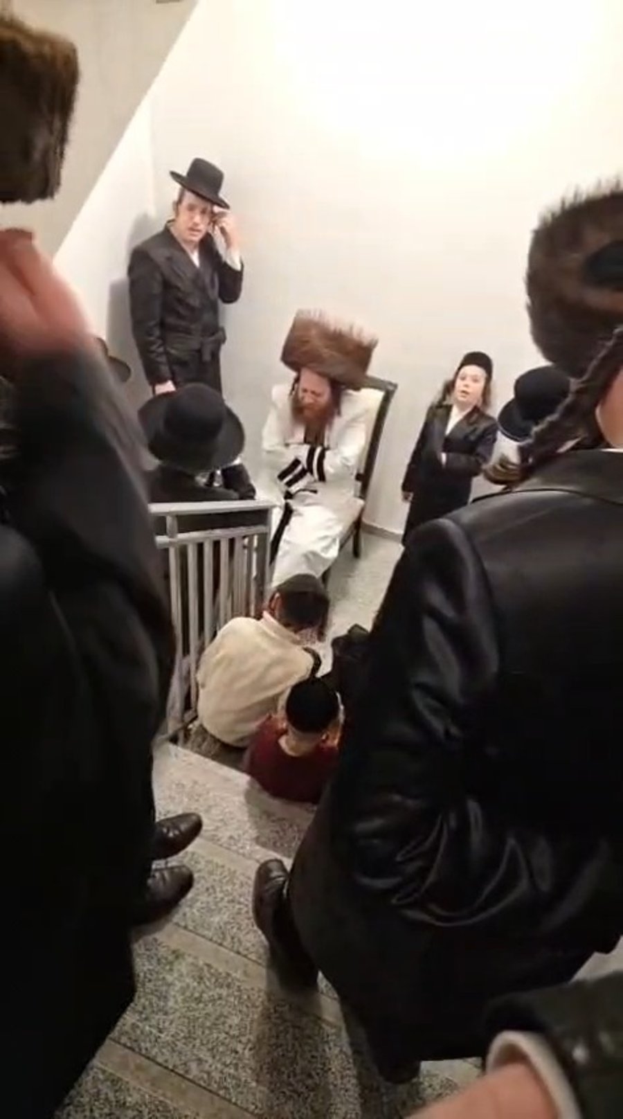 האדמו"ר ממיאלען בסעודה שלישית בחדר המדרגות