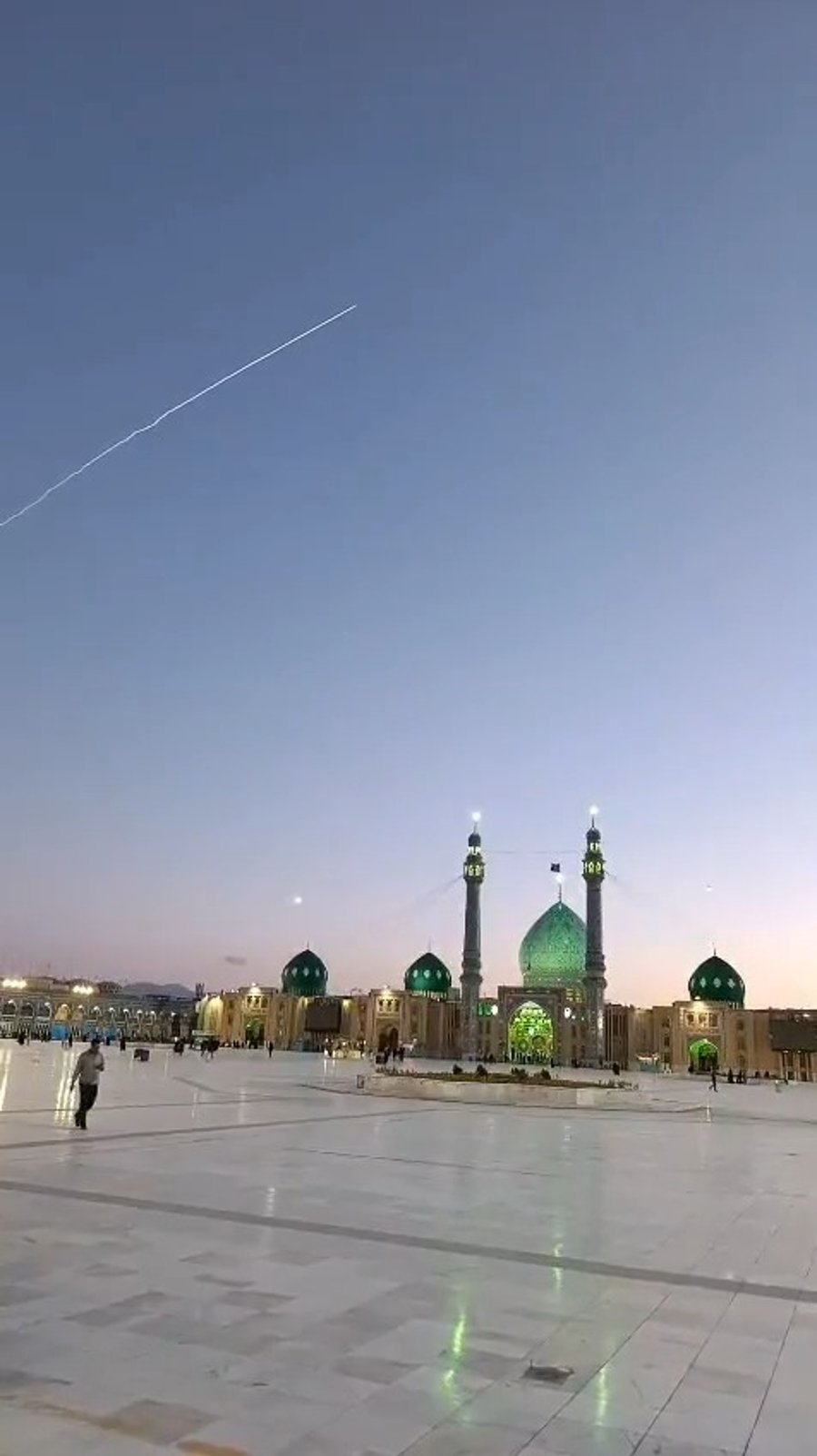 שיגור - טילים של משמרות המהפכה מעל המסגד ג'מקראן.