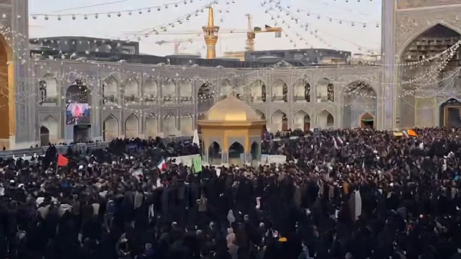 המוני איראנים מתאבלים על מות חמינאי