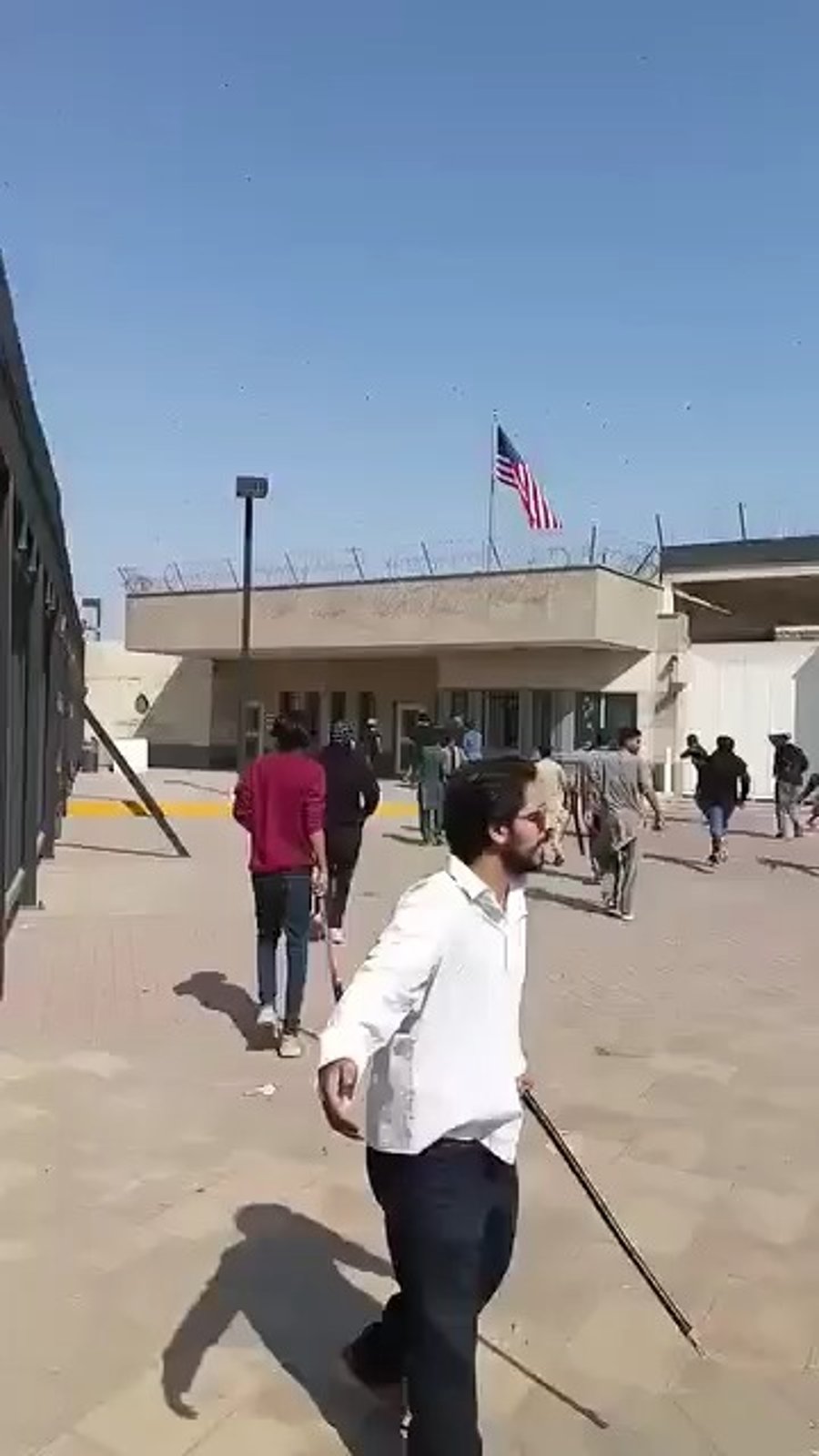 קראצ'י, פקיסטן, מפגינים מסתערים על שגרירות ארה"ב 