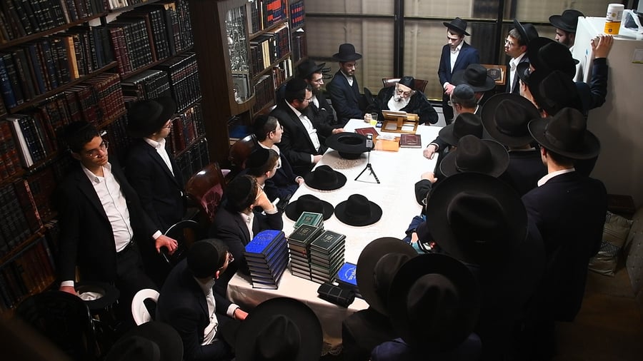 הגר"מ גריינמן במסירת השיעור