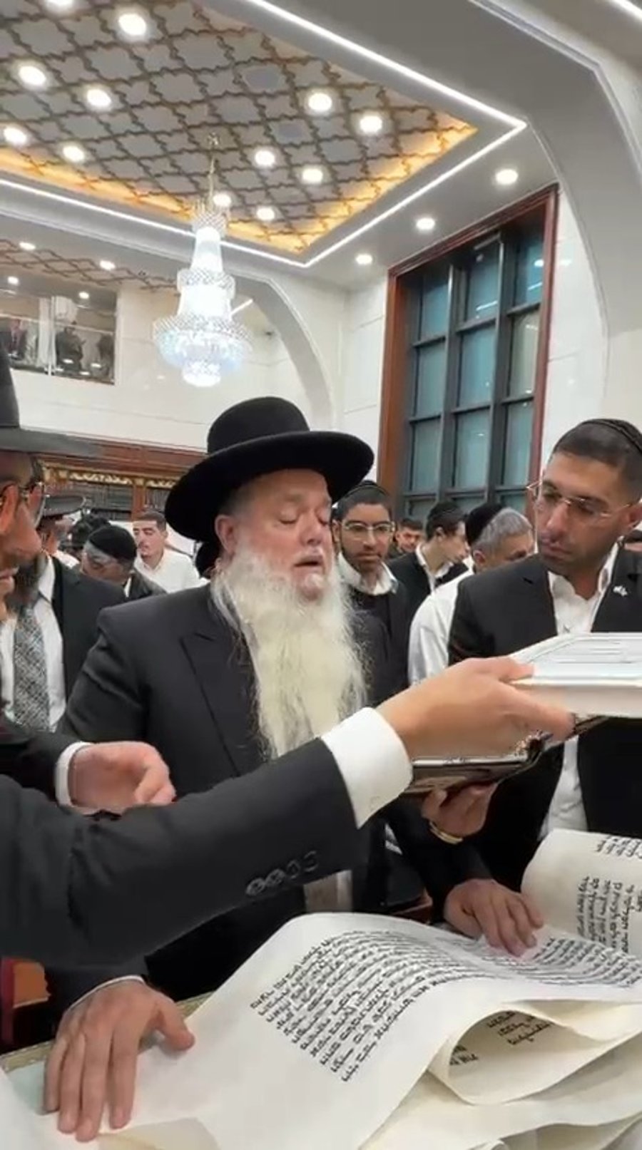 הגאון הרב יגאל כהן בקריאת המגילה