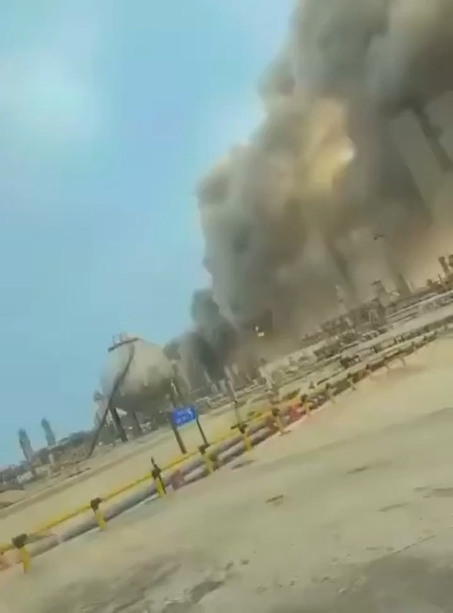 איראן תקפת את בית הזיקוק ארמקו ראס טנורה בערב הסעודית, גרמו לשריפות ולאלצו סגירה חלקית של בית הזיקוק