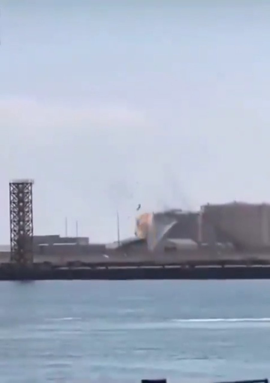 קטעי וידאו נראים רחפן איראני תוקף את נמל סלאלה שבסולטנות עומאן.