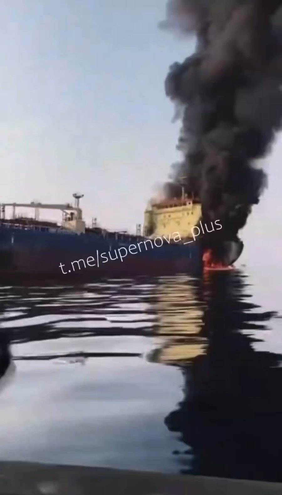 סרטון של מכלית הנפט הבוערת במפרץ עומאן. מאז היא החלה לטבוע. לאיראן יש שליטה רבה יותר באש במצרי הורמוז