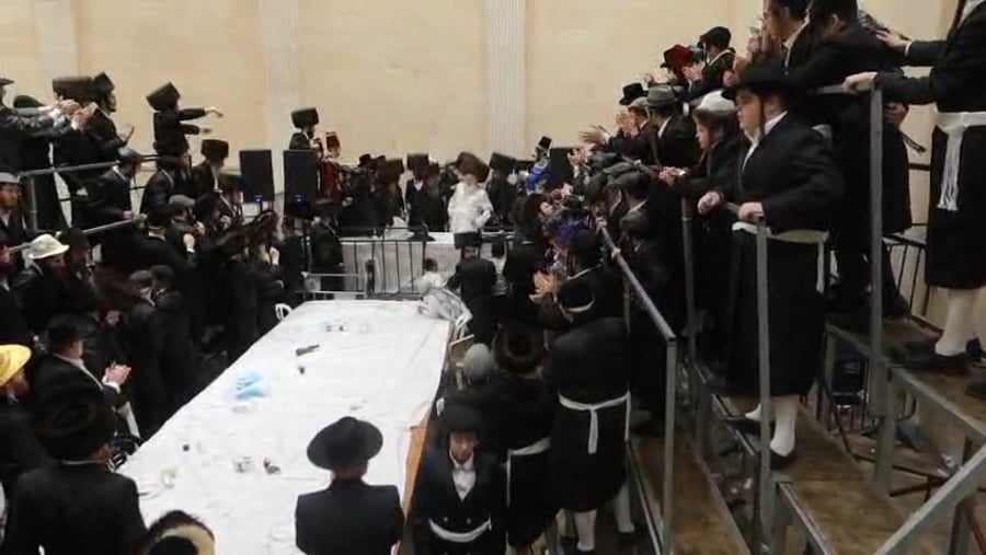 פורים בחצה"ק פרמישלאן