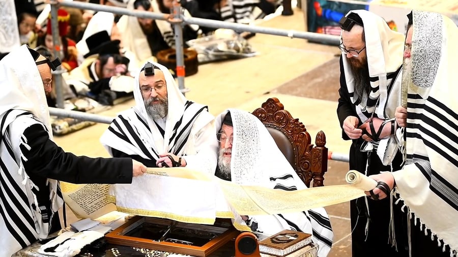 האדמו"ר מויזניץ בקריאת המגילה