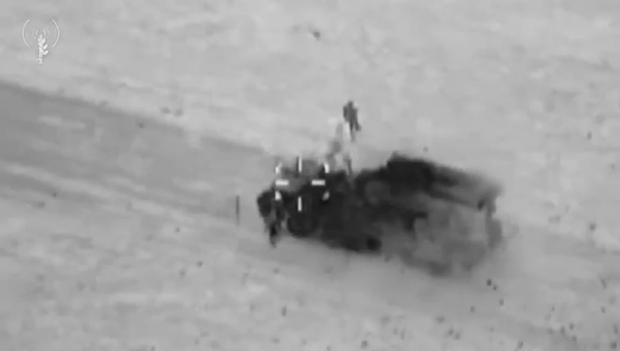 תיעוד מתקיפת מערכת הגנה איראנית ניידת וחיסול חיילי המשטר שהובילו את המשאית