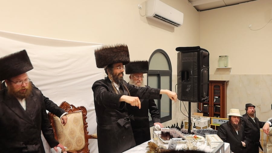 פורים בחצה"ק זוויעהיל