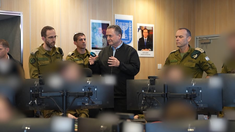 שר הביטחון בביקור באגף המודיעין