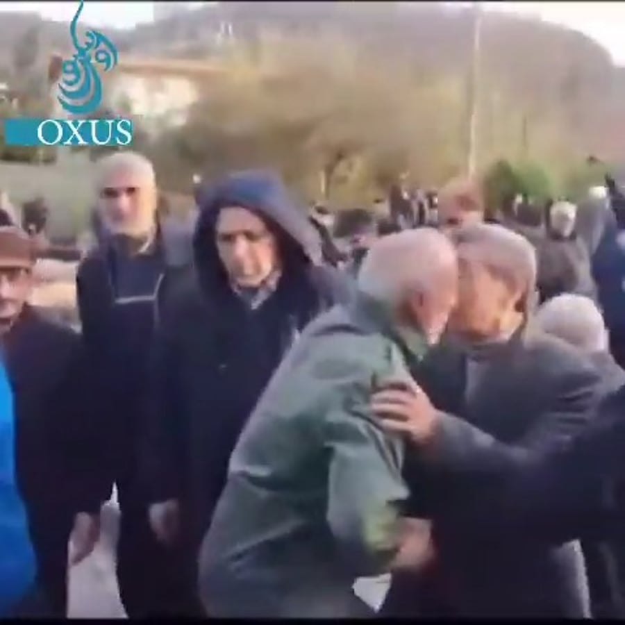 אחמידנג'אד בהלווית שומריו