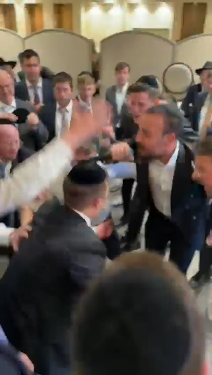 חתונת מלחמה בבית פרטי 