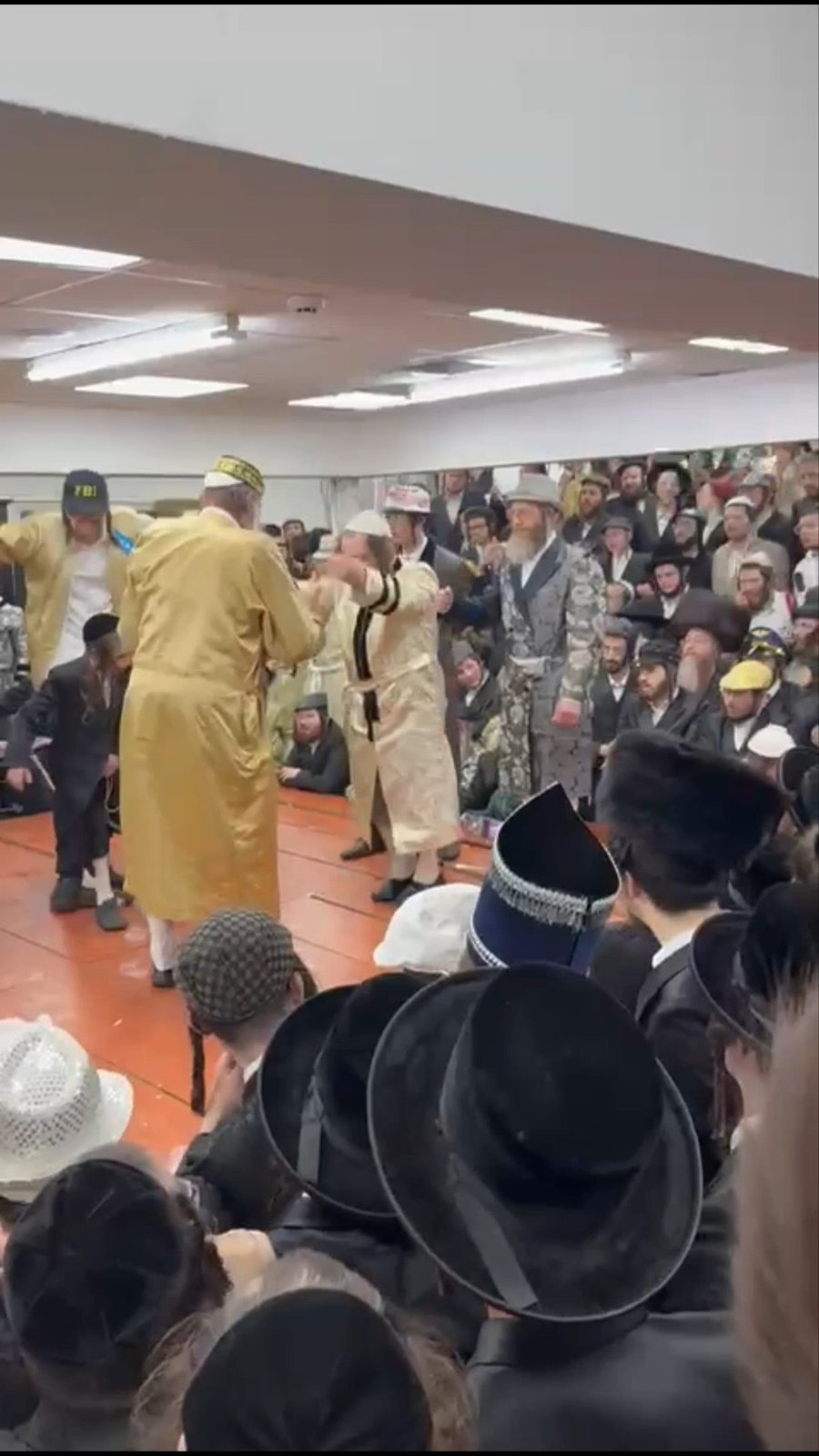 פורים אצל האדמו"ר מקרעטשניף כפר עטה