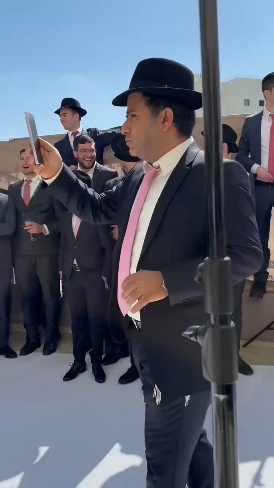 חתונת מלחמה בבית פרטי 