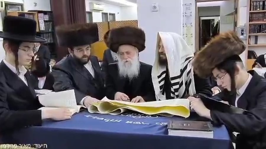 האדמו"ר מבוטשאן בקריאת המגילה