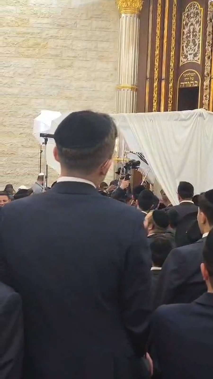 חתונה השבוע שהועתקה לישיבת אהל יוסף (היכל צבי) בני ברק זמר: יוסי רוטנר קלידים: יהודה שץ