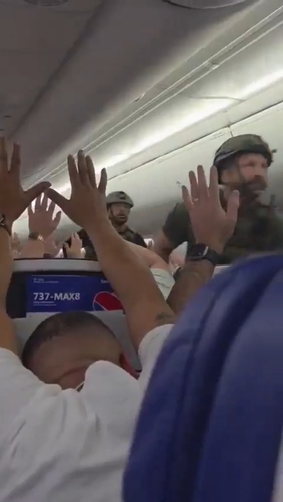 הנוסעים מרימים ידים והחיילים פושטים על המטוס