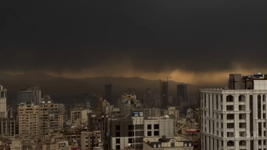 עננים שחורים בטהרן לאחר התקיפה