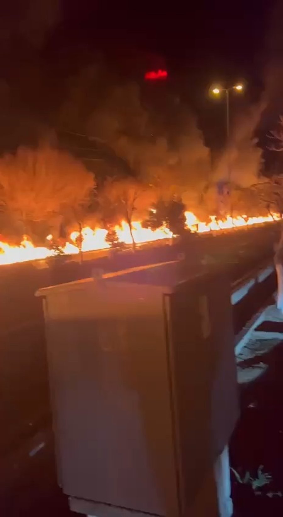 נפט זורם לביוב כאשר שריפות בוערות בחלקים מהרחובות בטהרן