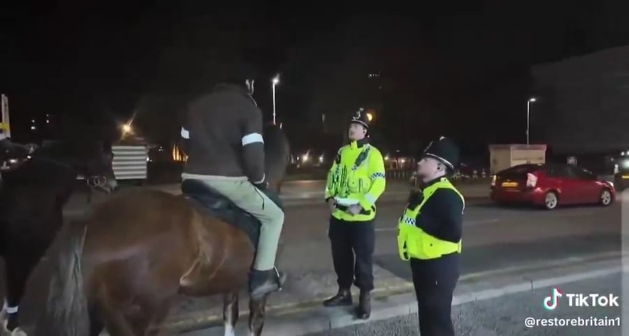 אוהדי משטר האייתולות רכובים על סוסים