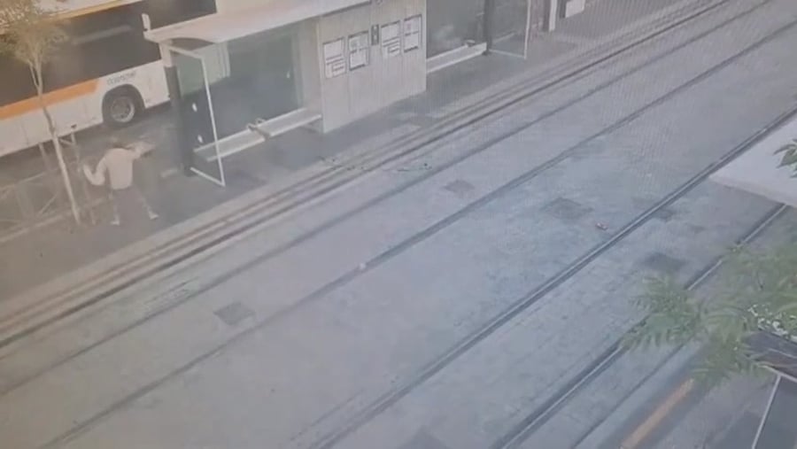 שודד באלימות ומשליך אבנים על אוטובוס