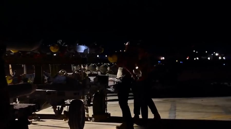 מטוסי F-15 של צבא ארה"ב , מוכנים לפעילות לאורך כל היממה