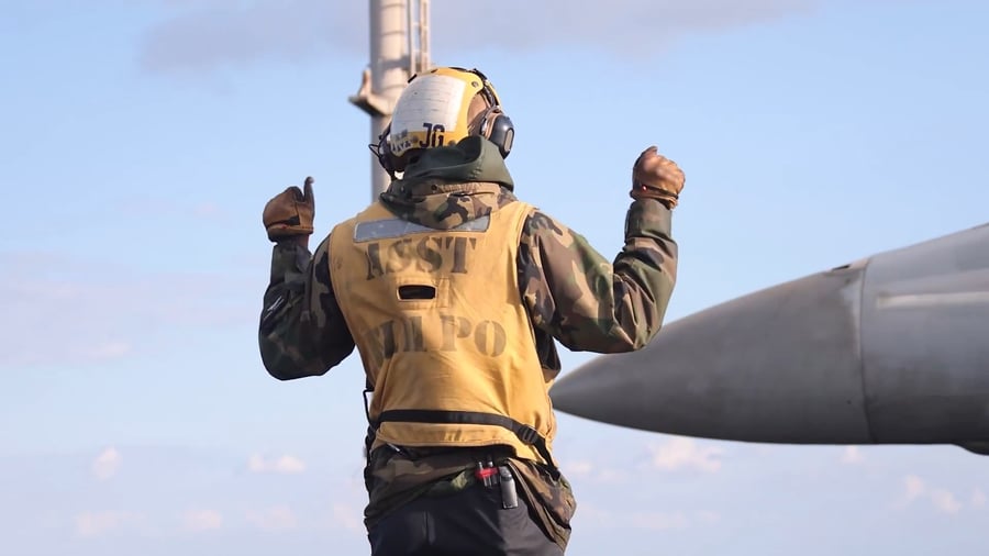 כוחות אמריקאים שולטים בשמיים באמצעות שיגורים מהים.