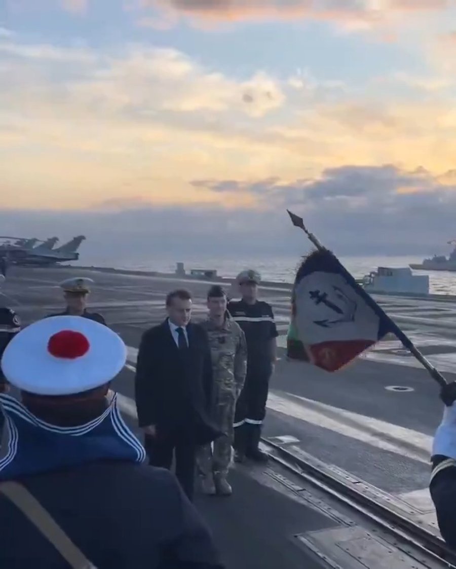 מקרון על סיפון שארל דה-גול