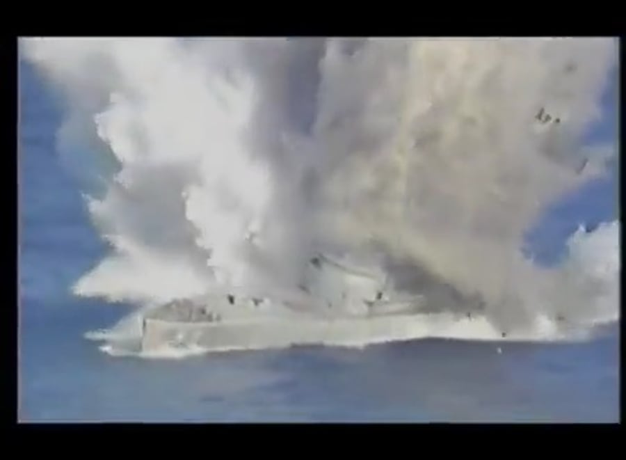 מטורף. וידאו של השמדת ספינה באמצעות טורפדו