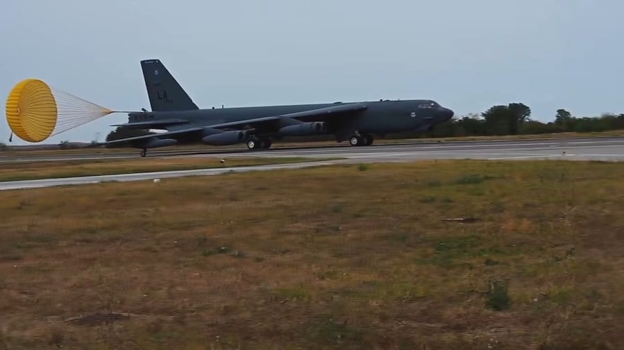 אנשי חיל האוויר האמריקאי ומטוסי B-52 אמריקאים באימון ברומניה