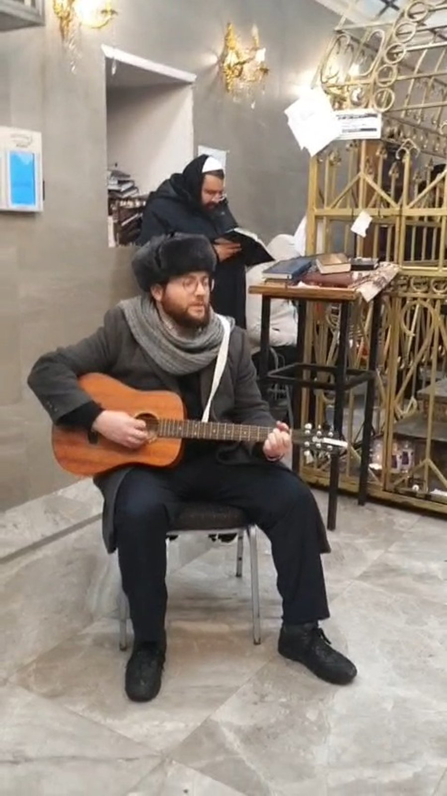 איש החסד ובעל המנגן מנחם הופמן בשירת הודיה בציון רבי אלימלך מליז'ענסק זי"ע