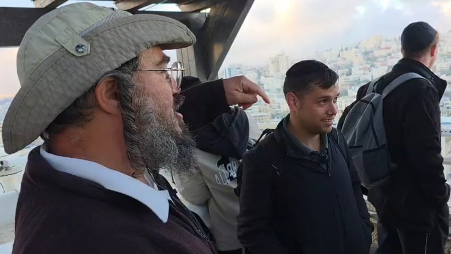 מדריך הטיולים הרה"ח אברהם דוידוביץ בהדרכה על קבר עתניאל בן קנז כיום בשטח A בחברון