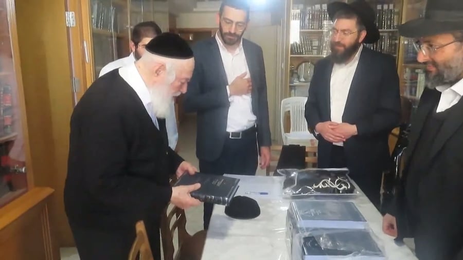 הגר"י זילברשטיין מברך ברכת שהחיינו על ספרו החדש