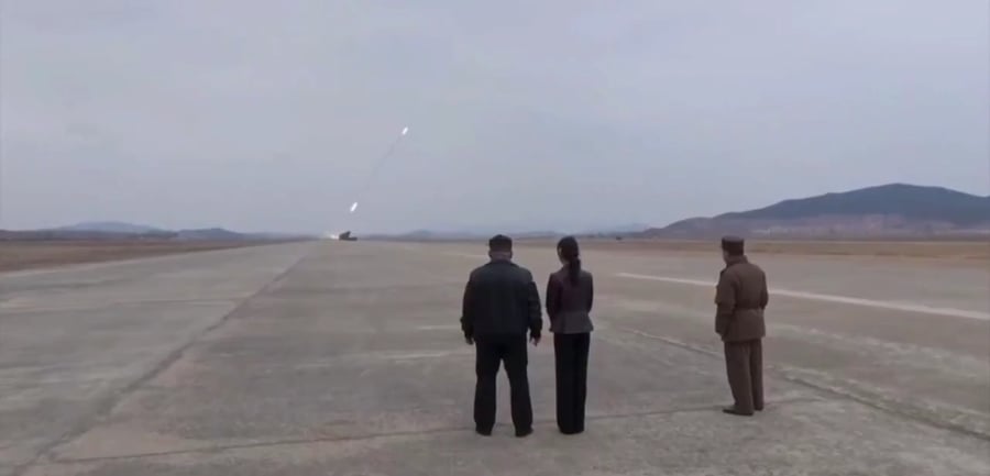 מנהיג צפון קוריאה ובתו לצד שיגור הטילים