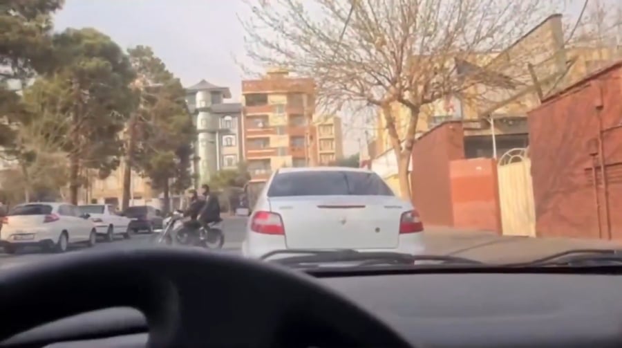 תיעוד אנשי בסיג' יוצאים מבית הספר