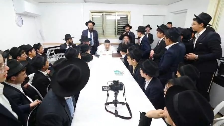 הגר"ד לנדו בשירה עם התלמידים