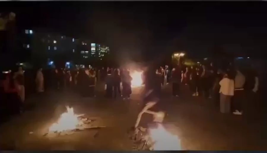 בשעות האחרונות למרות איומי המשטר, איראנים חוגגים את יום האש 