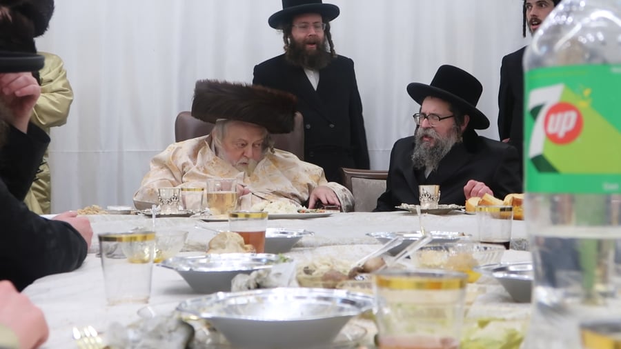 האדמו"ר מסקולען בשירה בשמחת בית תולדות אברהם יצחק