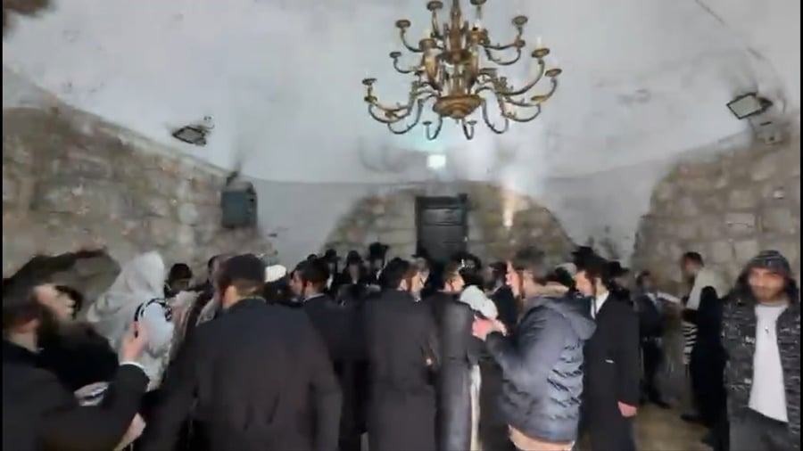 חסידי ברסלב בתפילה בשכם