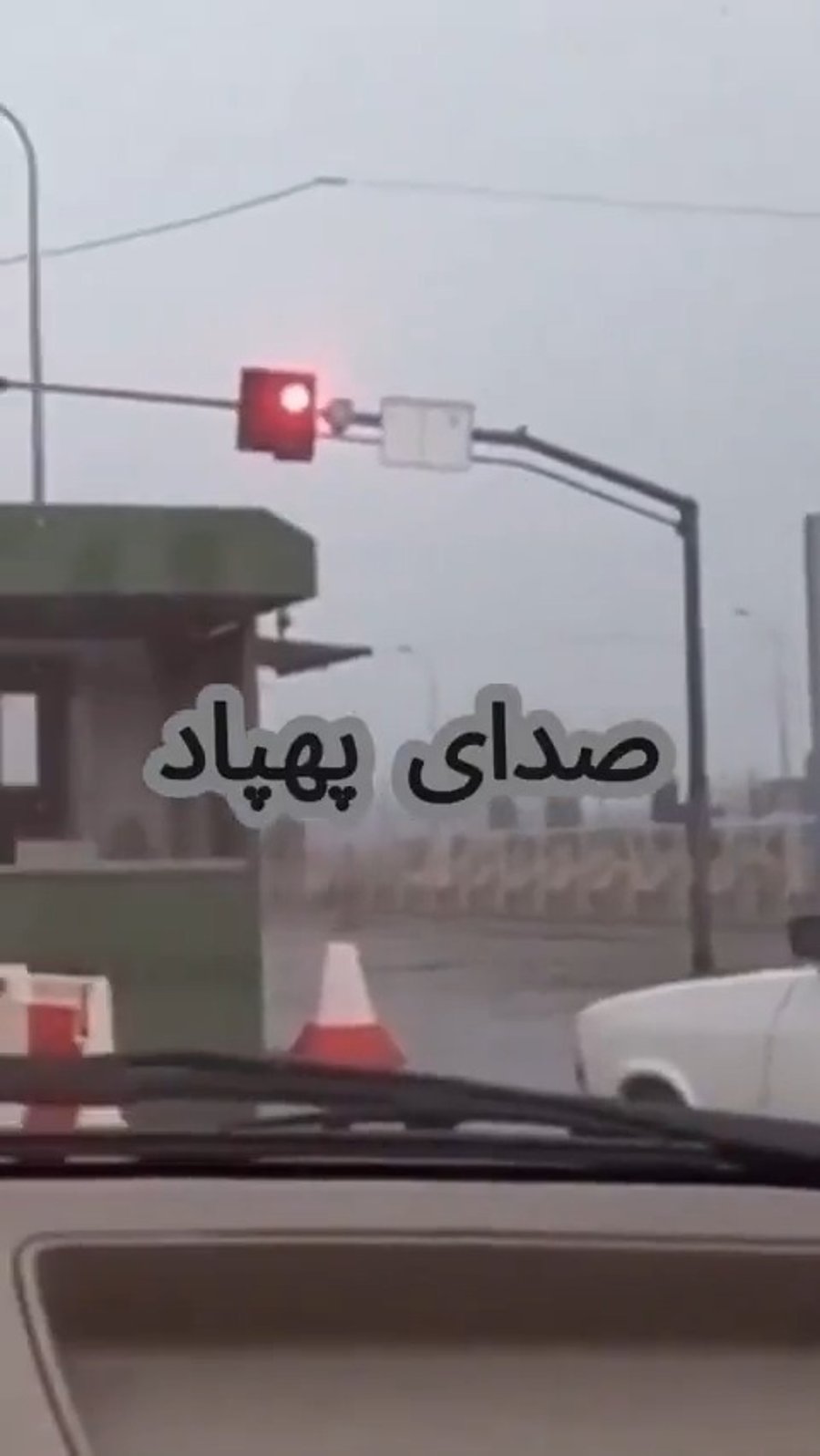 עומד במחסום - ומבריח את הכוחות