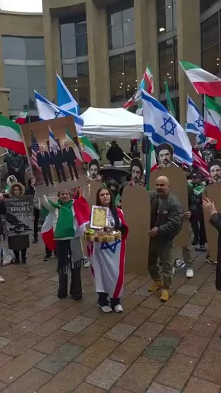 צהלולים לצד דמיות קרטון - ההפגנה בבריטניה