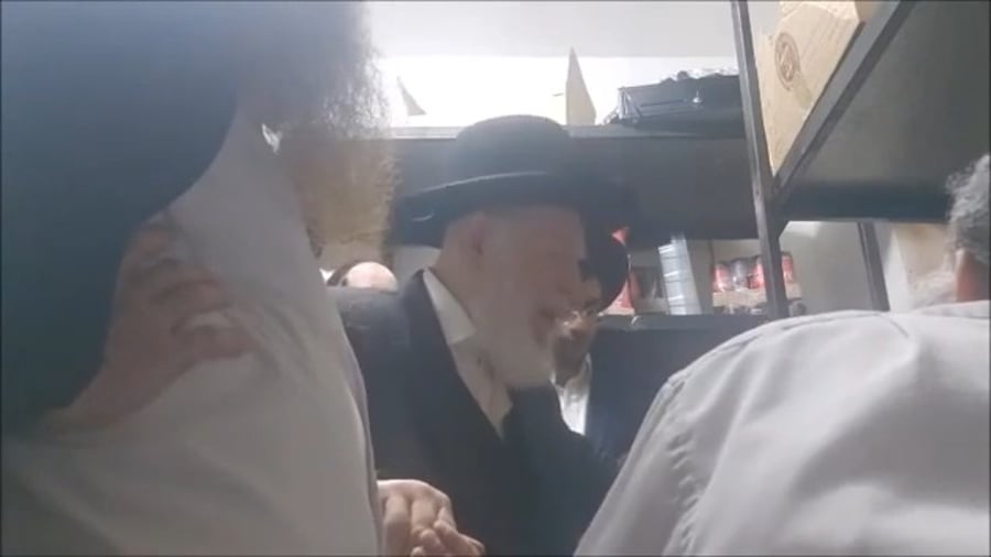 הגר"י זילברשטיין במאפיית הצבי