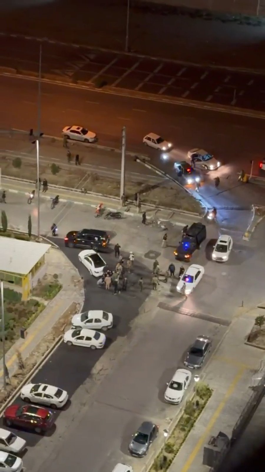 כוחות המשטר אחרי הטבח במקום